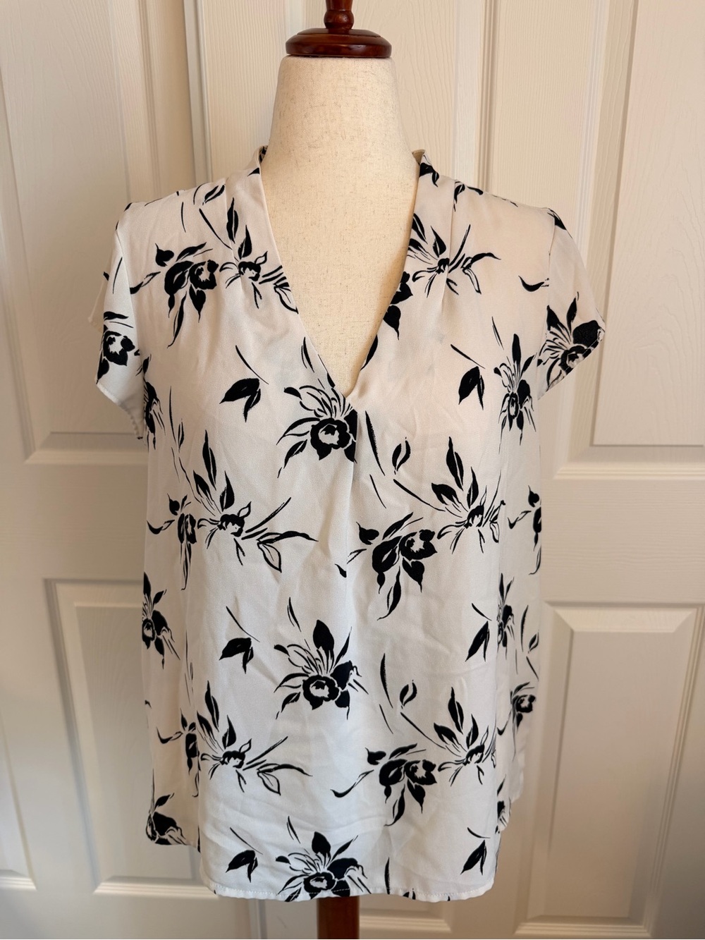 Halogen Black & White Floral V‑Neck Blouse